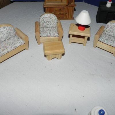 WOODEN DOLLHOUSE FURNITURE