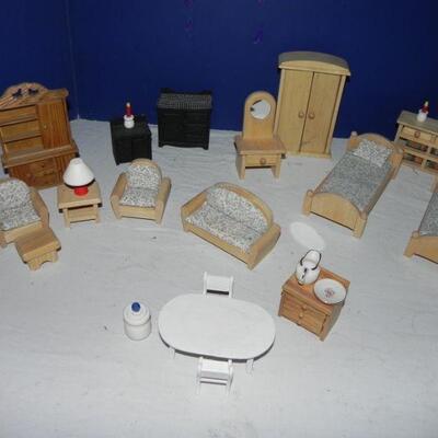 WOODEN DOLLHOUSE FURNITURE