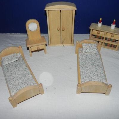 WOODEN DOLLHOUSE FURNITURE