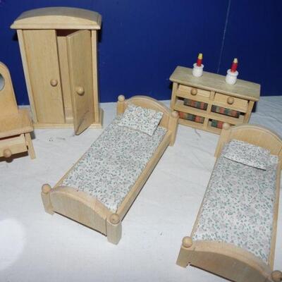 WOODEN DOLLHOUSE FURNITURE