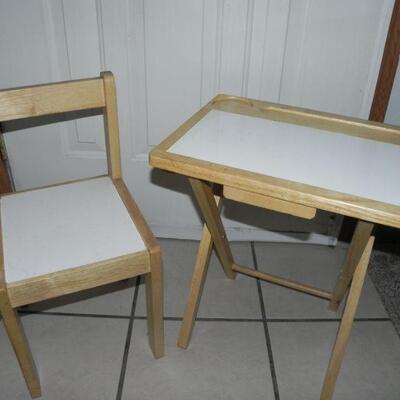 CHILDS FOLDING CHAIR & TRAY AND CAMPING CHAIR