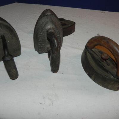 VINTAGE CAST IRON CLOTHS IRONS