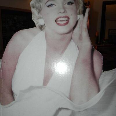 MARILYN MONROE CARDBOARD CUTOUT
