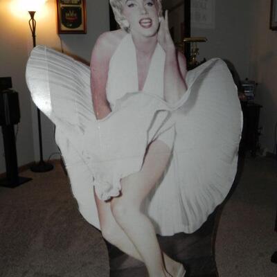 MARILYN MONROE CARDBOARD CUTOUT