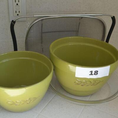 LOT 18 MIXING BOWLS AND KITCHEN ITEMS