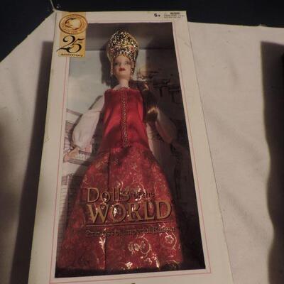 (NIB) COLLECTOR 25TH ANNIVERSARY WORLD BARBIES