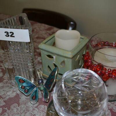 LOT 32 HOME DECOR VASE AND CANDLES