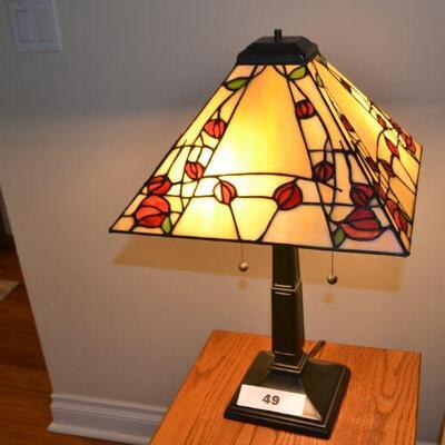 LOT 49 TABLE LAMP WITH METAL BASE AND FAUX STAINED GLASS LAMP SHADE