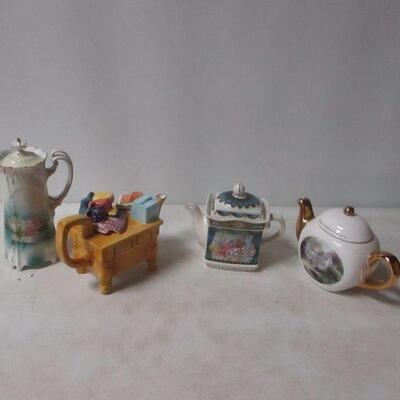 Lot 167 - Fine China Teapots 