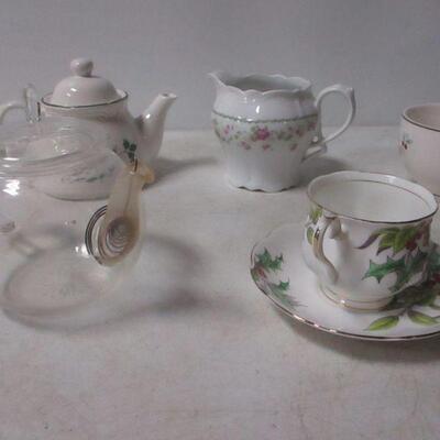 Lot 168 - Fine China Teapots & Plates