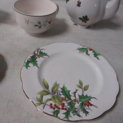 Lot 168 - Fine China Teapots & Plates