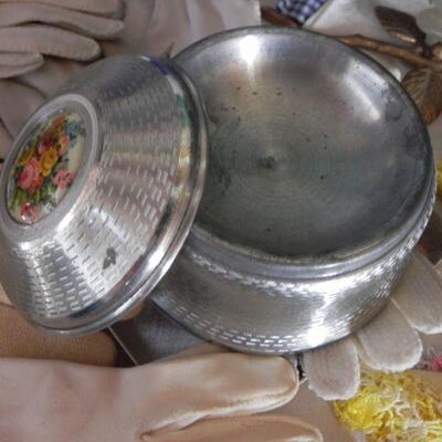 VINTAGE HAT BOX - MUSIC BOX- LADIES ACCESSORIES