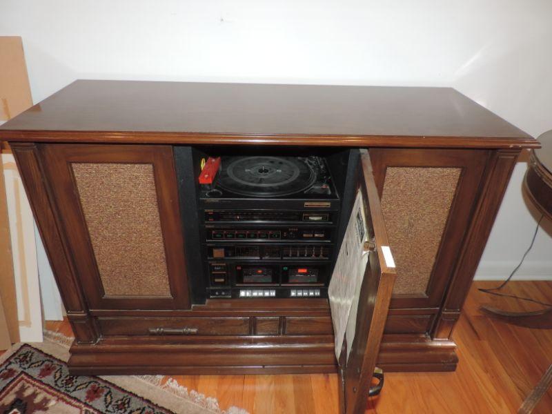LOT 31 TECHWOOD STEREO IN A