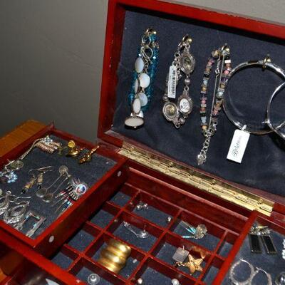 LOT 70. JEWELRY BOX AND LARGE VARIETY OF COSTUME JEWELRY