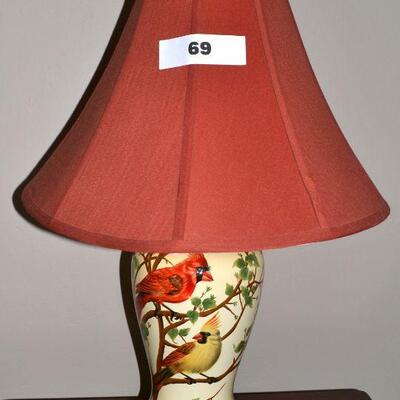 LOT 69. TABLE LAMP WITH BIRDS ON LAMP BASE