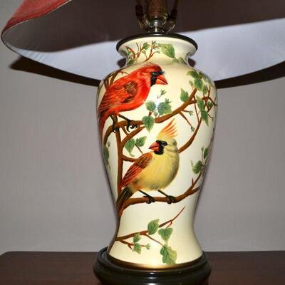 LOT 69. TABLE LAMP WITH BIRDS ON LAMP BASE