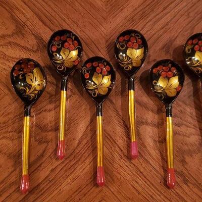 Lot 61: Lacquered Russian Khokhloma ladles/Spoons/Scoops (6)