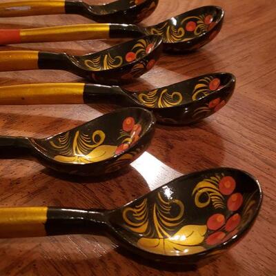 Lot 61: Lacquered Russian Khokhloma ladles/Spoons/Scoops (6)
