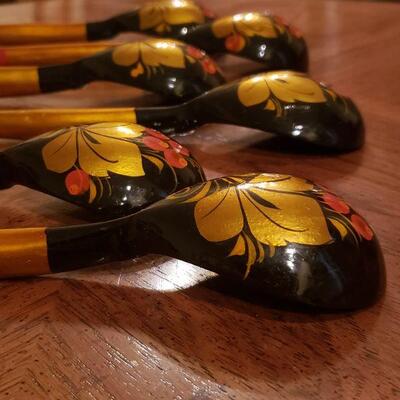 Lot 61: Lacquered Russian Khokhloma ladles/Spoons/Scoops (6)