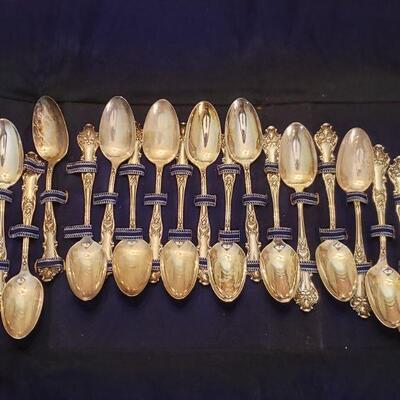 Lot 100: Acorn Pattern Silverplate Spoons in Case