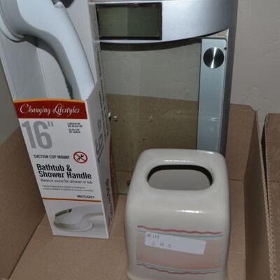 LOT 119. DIGITAL SCALE AND SUCTION SHOWER HANDLE