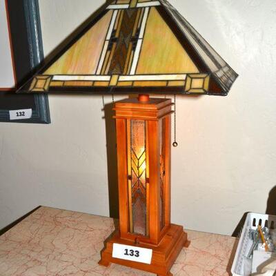 LOT 133.   TABLE LAMP WITH WOOD/LIGHT UP BASE AND FAUX STAINED GLASS SHADE