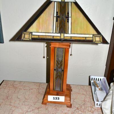 LOT 133.   TABLE LAMP WITH WOOD/LIGHT UP BASE AND FAUX STAINED GLASS SHADE