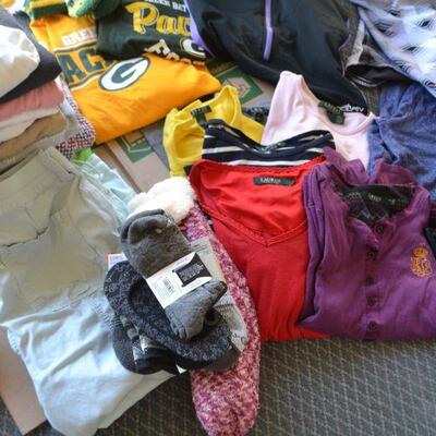 LOT 183 VARIETY OF CLOTHING ITEMS