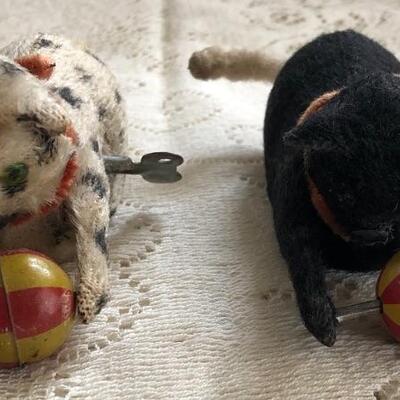 Lot 20 & Lot 22: Cat; Felt, Wind-Up and Pair of Cats with Balls: Wind Up, Black& White with Black