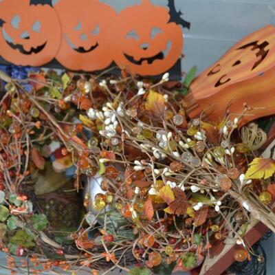LOT 198. AUTUMN HOLIDAY DECORATIONS