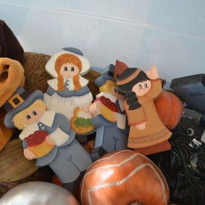 LOT 198. AUTUMN HOLIDAY DECORATIONS
