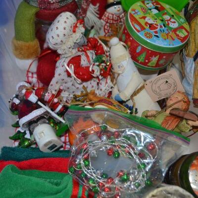 LOT 200 PLASTIC TUB WITH CHRISTMAS DECORATIONS