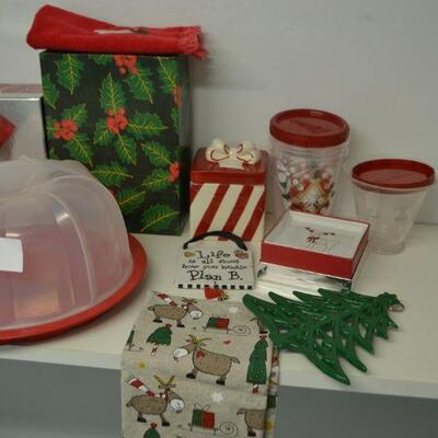 LOT 188. MISC CHRISTMAS ITEMS AND PLASTIC CAKE TOTE
