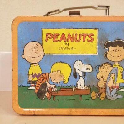 Lot #102: Vintage 1959 PEANUTS Lunch Box 
