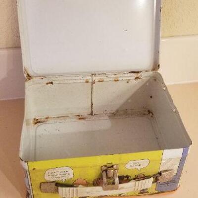 Lot #102: Vintage 1959 PEANUTS Lunch Box 