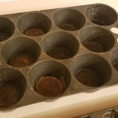 Lot #124: Pair of Antique/Vintage Baking Cast Iron Molds