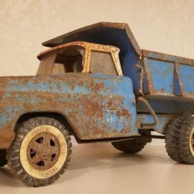 Lot #135: Vintage FORD Metal Dumptruck w/ working Latch Lever