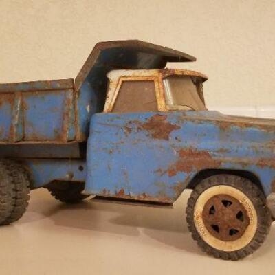 Lot #135: Vintage FORD Metal Dumptruck w/ working Latch Lever