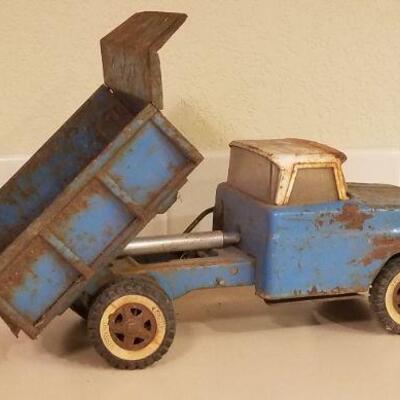 Lot #135: Vintage FORD Metal Dumptruck w/ working Latch Lever