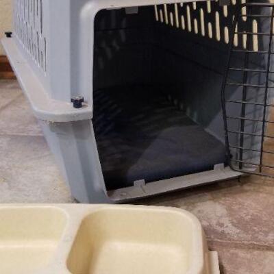 Lot #144: Animal PET TAXI Transport Carrier w/ Food and Water Bowl