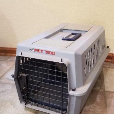 Lot #144: Animal PET TAXI Transport Carrier w/ Food and Water Bowl