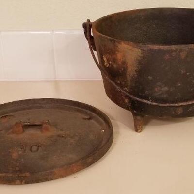 Lot #154: Antique #10 Cast Iron Dutch Oven 