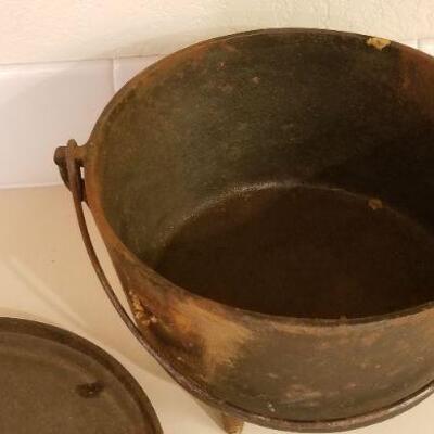 Lot #154: Antique #10 Cast Iron Dutch Oven 