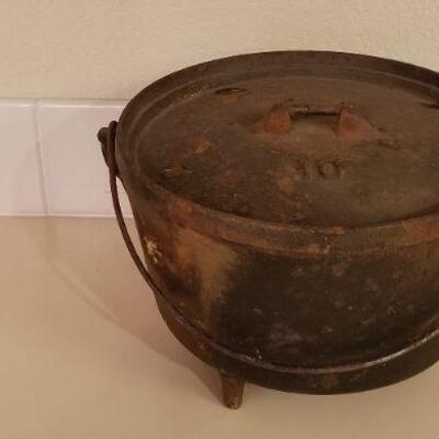 Lot #154: Antique #10 Cast Iron Dutch Oven 