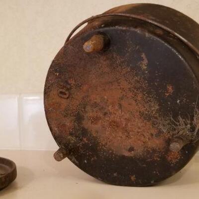 Lot #154: Antique #10 Cast Iron Dutch Oven 