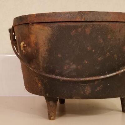 Lot #154: Antique #10 Cast Iron Dutch Oven 