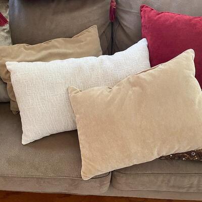 Lot 4 - Pillows Pillows Pillows