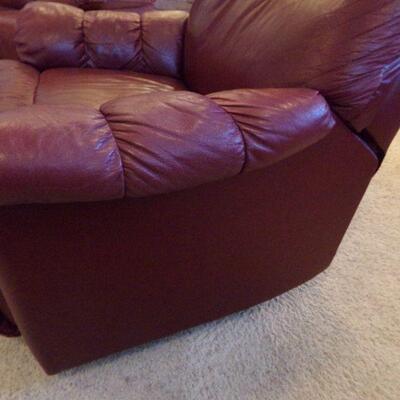 LOT 4  LEATHER BURGANDY RECLINER
