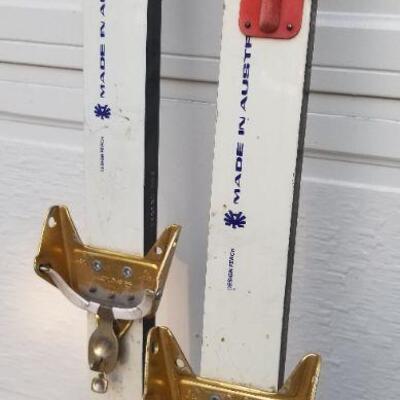 Lot #190: Vintage MADE IN AUSTRIA Fischer Skis
