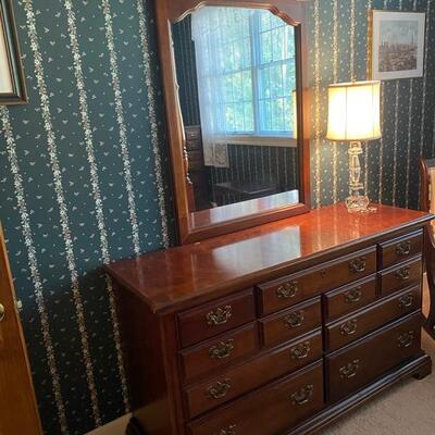 J - 513. 4 pc Queen American Drew Bed, Dressers, Mirrors, & Lamps